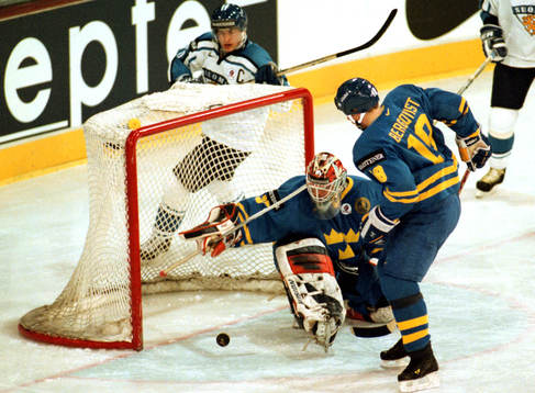 Tommy Salo räddar på mållinjen