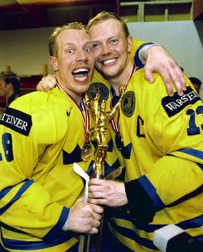 Jonas Bergqvist och Mats Sundin, Sverige, med VM-pokalen