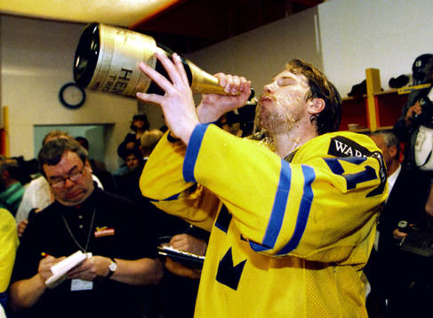 Peter Forsberg, Sverige, firar VM-guldet med champagne