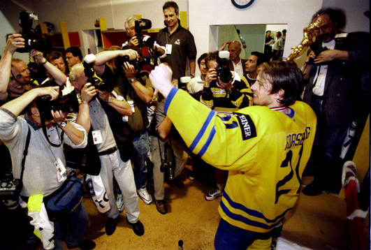 Peter Forsberg, Sverige,  med VM-pokalen framför fotografer