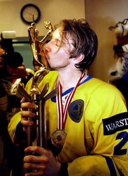 Peter Forsberg, Sverige, kysser VM-pokalen