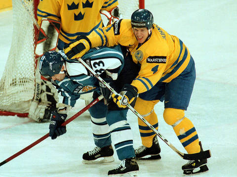 Sverige - Finland: Kim Johnsson tacklar Marko Toumainen