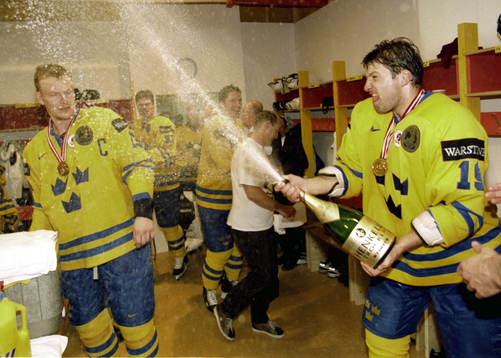 Mikael Renberg sprutar ner Mats Sundin med champagne