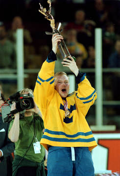 Lagkapten Mats Sundin höjer VM-pokalen