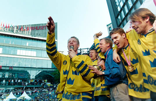 Jonas Bergqvist med mikrofonen