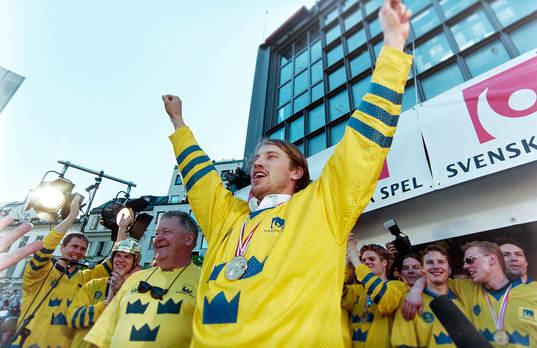 Peter Forsberg tar emot folkets jubel