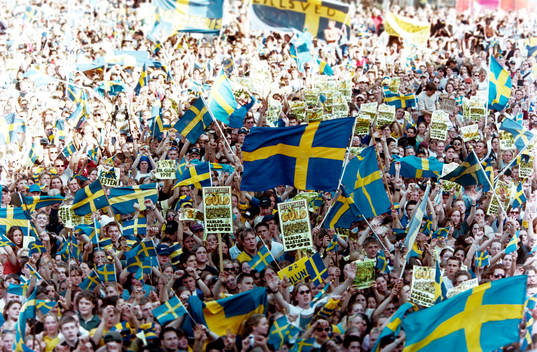 Massor av folk på Sergels Torg