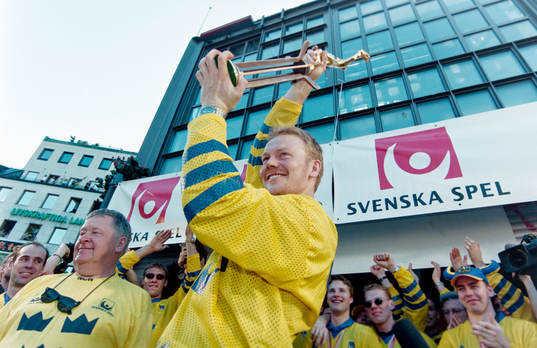 Mats Sundin med pokalen