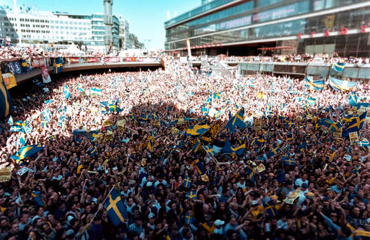 Massor av folk på Sergels Torg
