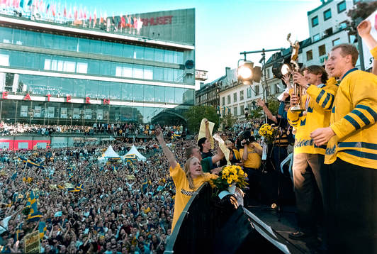 Peter Forsberg och Jonas Bergqvist tar emot folkets jubel