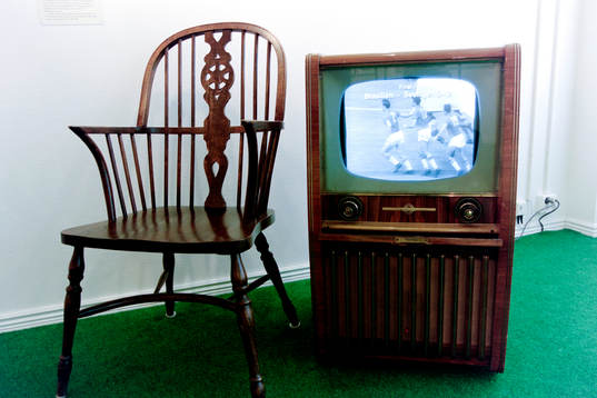 En gammal TV och stol