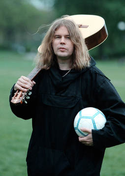 Staffan Hellstrand älskar fotboll och musik, här i