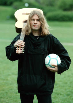 Staffan Hellstrand älskar fotboll och musik, här i