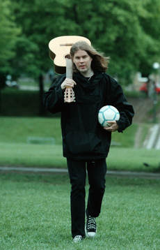 Staffan Hellstrand älskar fotboll och musik, här i