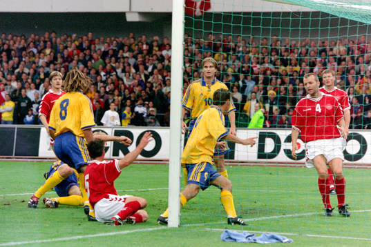 Fredrik Ljungberg slår in 1-0 till Sverige
