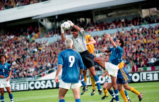 Gianluca Pagliuca, målvakt, Italien räddar bollen