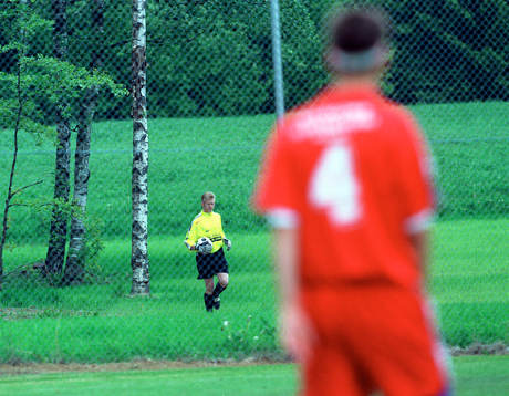 Målvakt som hämtar boll, småklubbsfotboll