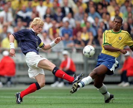 Colin Hendry with Junior Baiano, Brasilien