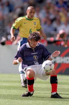 Darren Jackson, Skottland framför Roberto Carlos, Brasilien