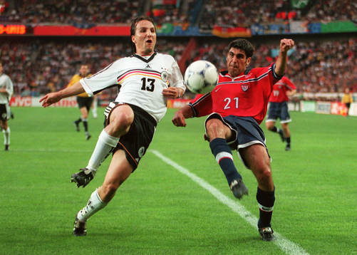 Jens Jeremies, Tyskland, och Claudio Reyna, USA