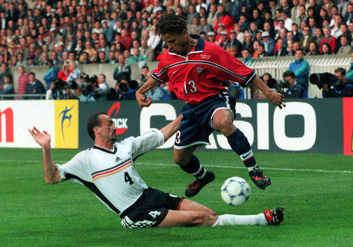 Jürgen Kohler, Tyskland, och Cobi Jones, USA