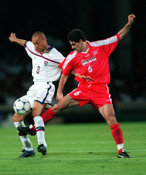 Fotboll, Ernie Stewart, USA och Karim Bagheri, Iran