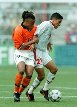 Edgar Davids håller tillbaka Jesus Arellano