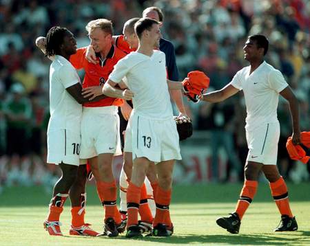 Jubel, Holland. Dennis Bergkamp kramas om av Clarence