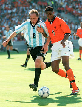 Roberto Sensini, Argentina och Patrick Kluivert, Holland