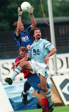 Pål Lundin plockar ner bollen över Dejan Pavlovic