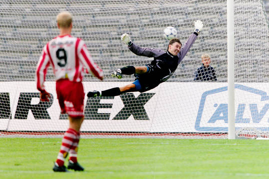 Bollen i mål bakom piteås målvakt Peter Bergstedt