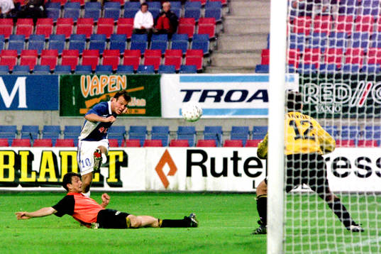 Bläddra bland fler bilder av Fotboll, Champions League, kval, Halmstad - Liteks, 2-1
