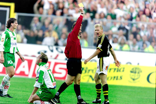 Domare Karl-Erik Nilsson varnar Johan Mjällby, AIK