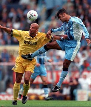 Gianluca Vialli (Chelsea) stoppas av Richard Shaw