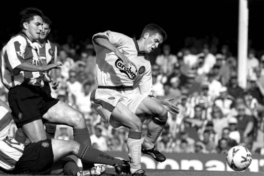 Michael Owen attackeras av Southamptons Scott Hiley