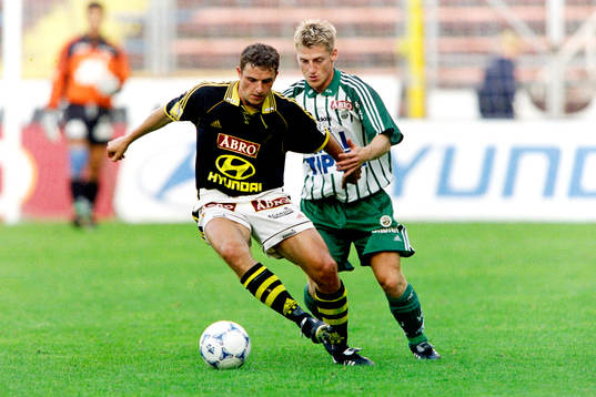 Hans Bergh, AIK med bollen uppvaktas av frölundas Tomas