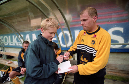 Magnus Svensson skriver autograf