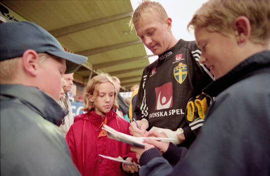 Magnus Hedman, målvakt, Sverige. skriver autografer