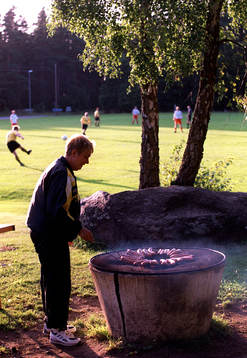 Korvgrillning bredvid planen., småklubbsfotboll