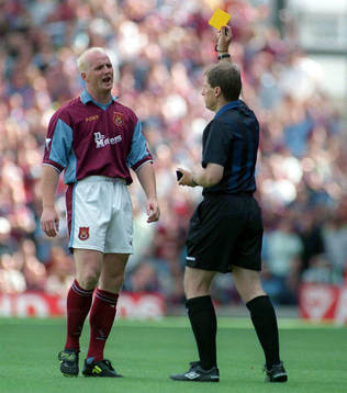 John Hartson, West Ham, får gult kort