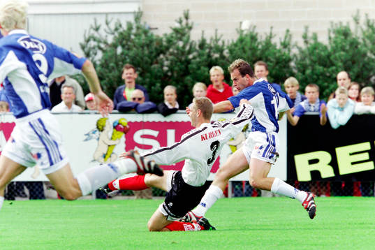 Niklas Gustafsson, Örebro försöker stoppa Peter Vougt,