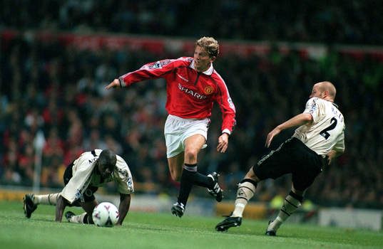 Jesper Blomqvist (Manchester U) tar sig fram