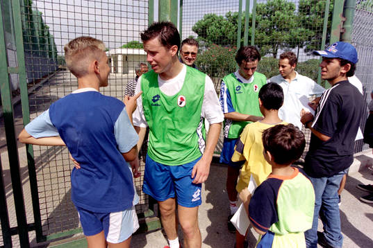 Daniel Andersson, Bari skriver autografer