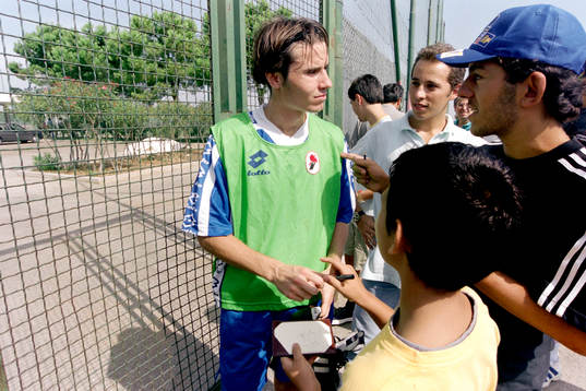 Yksel Osmanovski, Bari skriver autografer