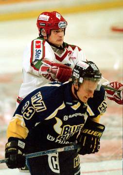 Stefan Larsson trycker till Jarkko Varvio (crosscheckling)