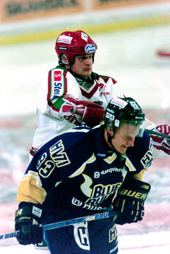 Stefan Larsson, Frölunda i ryggen på Jarkko Varvio, HV71