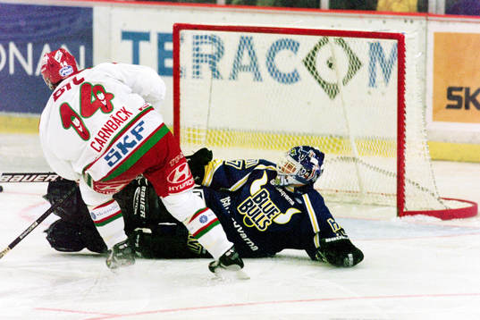 Patrik Carnbäck, Frölunda framför Kari Takko, målvakt i