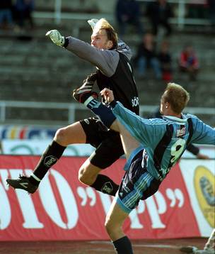 Mats Söderholm attackeras av Fredrik Dahlström