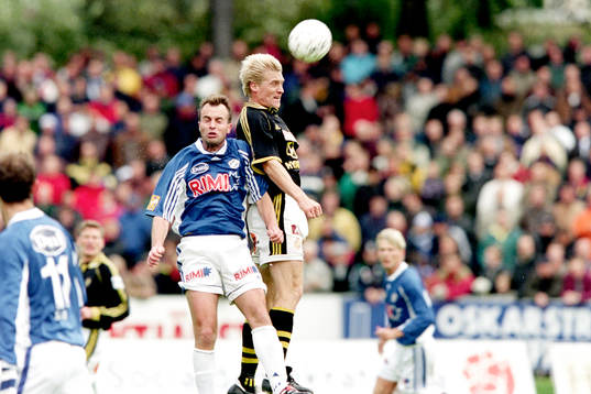Peter Vougt, Halmstad och Johan Mjällby, AIK i en nickduell