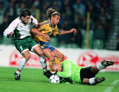 Zdravko Zdravkov tar bollen framför Henrik Larsson (Henke